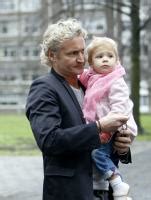 Has been in a relationship with bas smit since february 2007 and they have been engaged since august 2011. Reni van Maren