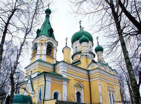 Первая церковь на волковом кладбище, изначально деревянная, была освящена в конце 1759 года. Волковское кладбище и «Литераторские мостки» Санкт-Петербург