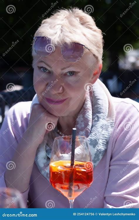 Portrait Dune Jolie Femme Mature Avec Un Verre De Boisson Couleur Vive