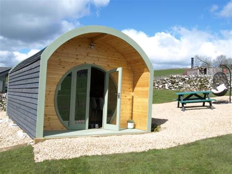 Steep valleys, sweeping moorlands and dramatic gritstones make up 1,500 square kilometres of incredible walks. Peak District self catering accommodation, log cabins in ...