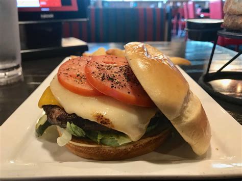 Burger Friday: Red Robin Gourmet Burgers at Marq-E Entertainment Center
