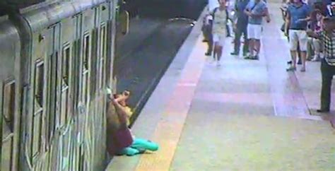Morto un uomo di 43 anni. Donna trascinata dalla metro a Roma: la fotosequenza choc ...