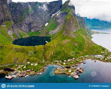 Lago Mountain E Villaggio Di Reine Isole Norvegia Di Lofoten