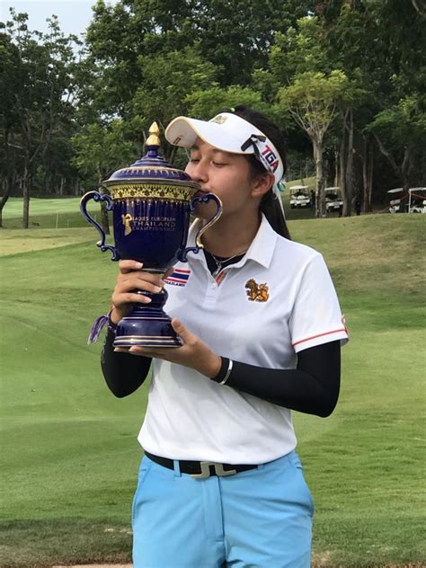 อาฒยา ฐิติกุล นักกอล์ฟสาววัย 18 ปีจากราชบุรี เจ้าของแชมป์เลดีส์ยูโรเปียนไทยแลนด์ฯ สองสมัย โชว์ผลงานสมราคา เก็บเพิ่มอีก 3 อัน. #SPORT — "อาฒยา ฐิติกุล" ช้างเผือกเชือกใหม่ของวงการกอล์ฟ ...