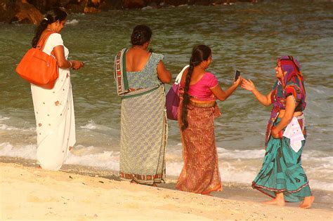 Женщины Шри Ланки в сари на пляже Sinekvan — Livejournal