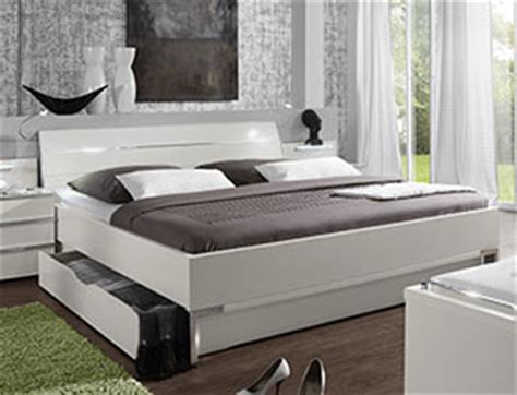 Bei unserem sortiment achten wir auf eine makellose qualität und wertvolle materialien. Nachttisch mit Schubladen und LED-Beleuchtung - Salford