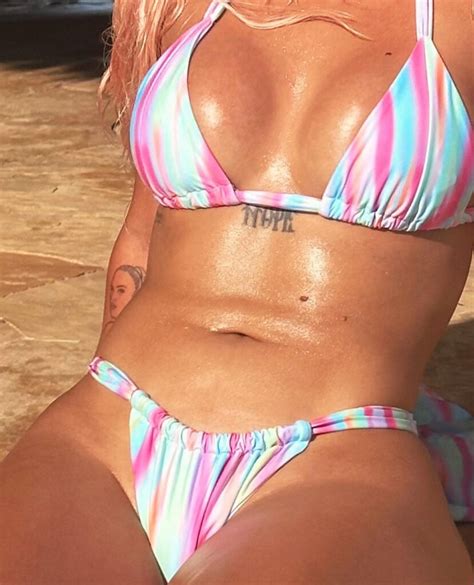 Karol G Enciende Las Redes En Atrevido Bikini Desde Hawaii Y Presume Sus Celulitis