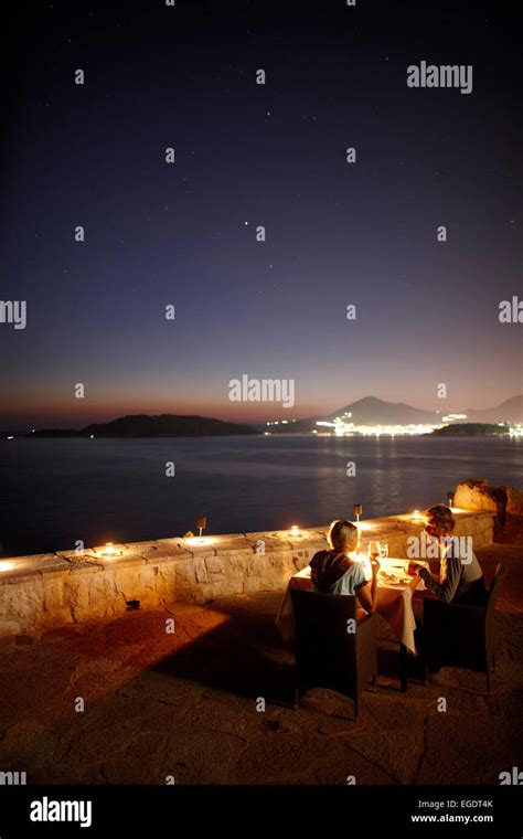 Pareja Cenando En Una Terraza De Un Restaurante Vistas Sobre La Bahía De Budva Aman Sveti
