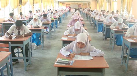 Tiga bilik di sebuah bangunan di smk pasir gudang 3, dekat sini, musnah. SMK PASIR GUDANG 3: PEPERIKSAAN PERCUBAAN PMR DAN SPM 2010