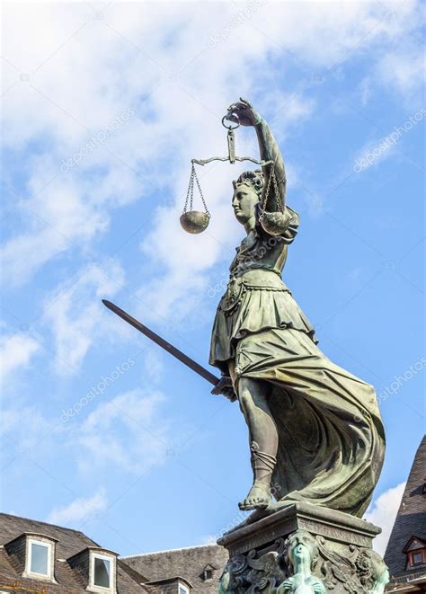 Estatua De Lady Justice Frente Al Romer En Frankfurt 2022