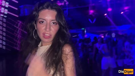 Возбужденная девушка согласилась на секс в ночном клубе в туалете Redtube