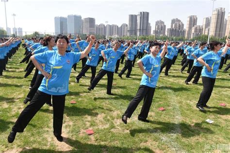 30000 Chinese Grannies Set Square Dancing World Record