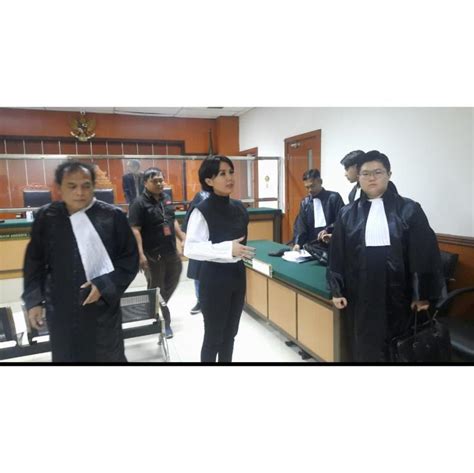 Sambil Menangis Di Hadapan Majelis Hakim Natalia Rusli Bacakan Pledoi