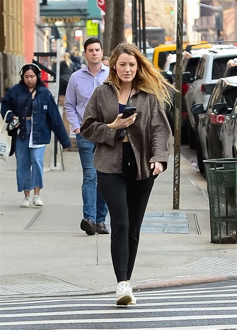 Blake Lively In Black Leggings On A Stroll In New York 07 Gotceleb