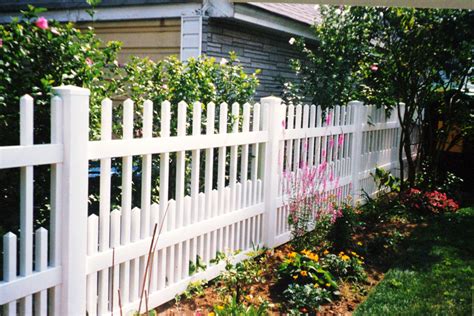 Staggered Connecticut Picket Fence Traditional Landscape