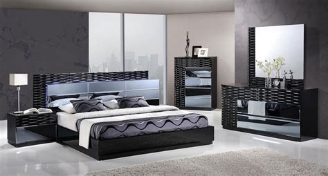 A bedroom set that is in your preferred style can help you relax even more. Manhattan Platform Bedroom Set | Luxury bedroom sets, Luxurious bedrooms, Master bedroom set