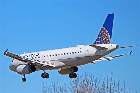 N433ua United Airlines Airbus A320 200 Recent Battle With The Birds