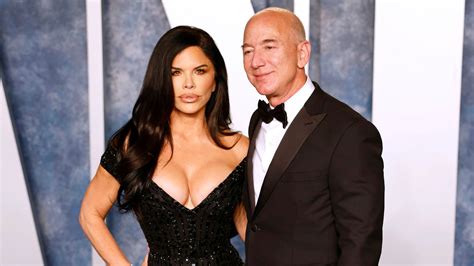 Shirtless Jeff Bezos Turns Up The Heat In Fiancée Lauren Sánchezs