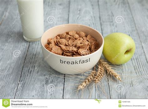 Yogur Cereal Y Una Manzana Para Un Desayuno Sano Imagen De Archivo