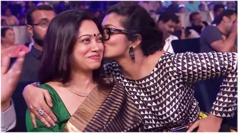 mallu beauty parvathy and koode director anjali menon expressing love on each other youtube