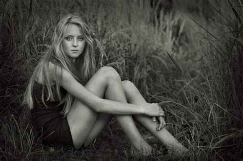 壁纸 阳光 森林 黑色 户外户外 妇女 模型 长发 草 情感 人 女孩 美丽 黑暗 黑与白 单色摄影 肖像摄影 拍照片 艺术模特 1280x852