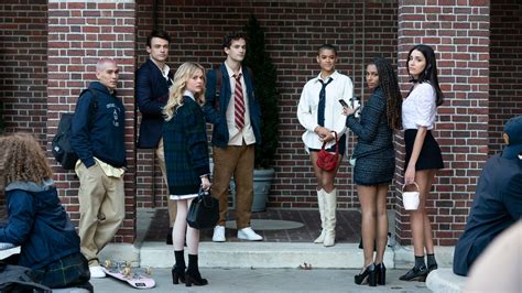 Gossip Girl Creator Joshua Safran On Why He Revealed Gossip Girls Identity