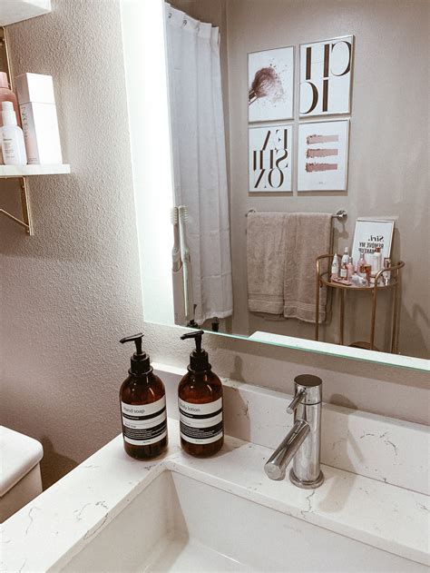 Shop vanity accessories, fluffy towels and even fluffier bed linens for a squeaky clean sleep. My Apartment Bathroom Decor - BLONDIE IN THE CITY