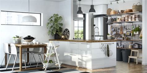 Afin de donner un peu de légèreté a vos meubles de cuisine, vous pouvez installer des rubans led au niveau des plinthes de vos meubles de cuisine. Bien éclairer sa cuisine selon IKEA - Marie Claire