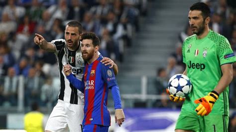 Messi chủ động đổi áo với buffon. UEFA Player of the Year news: Gianluigi Buffon, Lionel ...