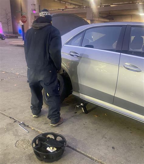 A Homeless Man In Chicago Changed My Flat Tire He Really Saved Me