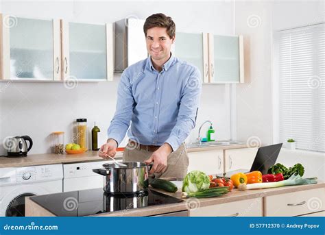 hombre que cocina la comida en cocina foto de archivo imagen de casero persona 57712370