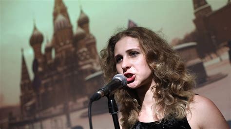Maria Alyokhina Líder De Pussy Riot Escapa De Rusia Disfrazada De Repartidora Europa Fm