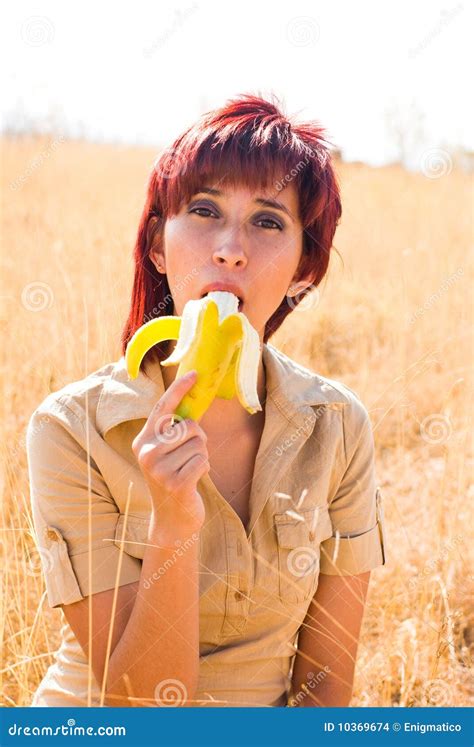 Le Femme A Plaisir à Manger Une Banane Images Stock Image 10369674