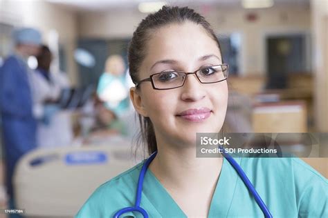 Perawat Muda Di Lorong Rumah Sakit Yang Sibuk Foto Stok Unduh Gambar