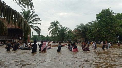 Banjir Di Muratara Bak Waterpark Anak Anak Hingga Emak Emak Bermain
