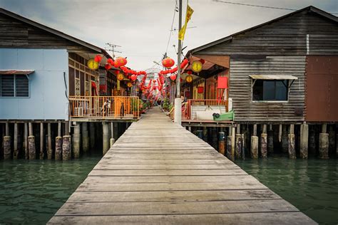 The clan jetties live in a complete floating village on stilts above the water in georgetown on penang island. Paket Wisata Penang 3 Hari 2 Malam | Joglo Wisata