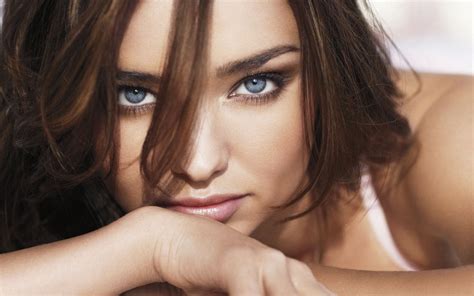 Download Wallpaper 3840x2400 Miranda Kerr Eyes Smile Brunette