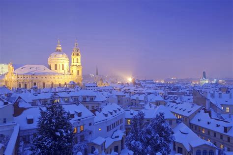 冬のプラハの風景 セント・ニコラス教会とマラー・ストラナ チェコの風景 Beautiful 世界の絶景 美しい景色