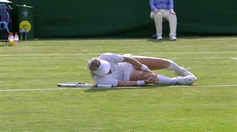 Bethanie Mattek Sands Wimbledon Player Injures Knee Video Sports