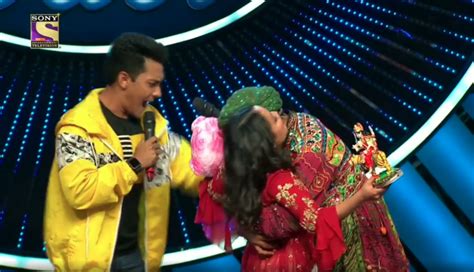 Indian Idol 11 Neha Kakkar Gets Forcefully Kissed By Contestant On The Show See Video Catch News