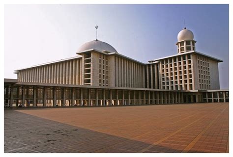 Terdapat pelbagai bangunan / binaan bersejarah di malaysia. 8 Bangunan Bersejarah di Indonesia