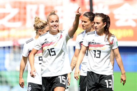 Venezuelas kapitän rincon in isolation. Bei der Fußball-WM in Frankreich: Deutsche Frauen mühen ...