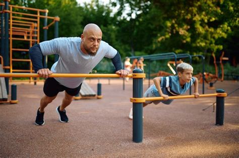 Pai E Filho Fazendo Exercício Treinamento Esportivo No Playground Ao Ar Livre A Família Leva