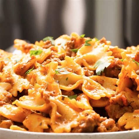 Easy Cheesy Beef And Bowtie Pasta Onehappyhousewife Easy Pasta Recipes