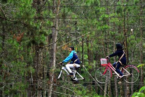 Objek wisata cibulan kuningan tempat rekreasi keluarga unik selain berenang bersama ikan dewa juga berbagai permainan dengan harga tiket masuk terjangkau. Wana Wisata Kampung Ciherang Sumedang - Tempat Wisata ...