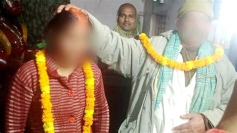 Unique Wedding 70 साल के ससुर ने रचाई 28 साल की बहू से शादी मंदिर में जाकर लिए 7 फेरे वजह