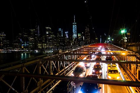 Pont De Brooklyn La Nuit Avec Le Trafic De Voitures Image Stock Image Du Lumière Downtown