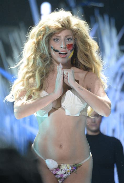 Lady Gagas Vma Performance Of Applause Offers Wigs On Wigs On Wigs