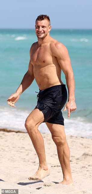 Rob Gronkowski Shows He S Still Rocking The Body Of An Athlete In Miami Daily Mail Online
