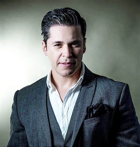 Raúl Sandoval retoma su carrera como cantante y participa en la serie